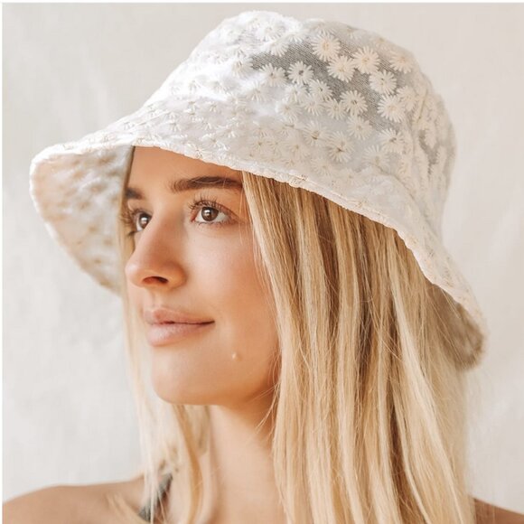 Lulus Accessories - Lulus Floral Daisy Embroidered Bucket Sun Hat White
